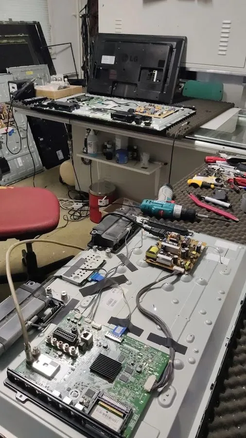 Masina profesionala reparatii ecrane TV cu dungi - J&S Electronics
